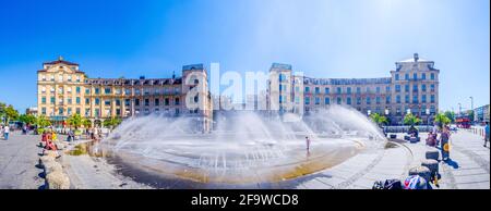 MÜNCHEN, 20. AUGUST 2015: Blick auf karlstor durch den stachusbrunnen in münchen. Stockfoto