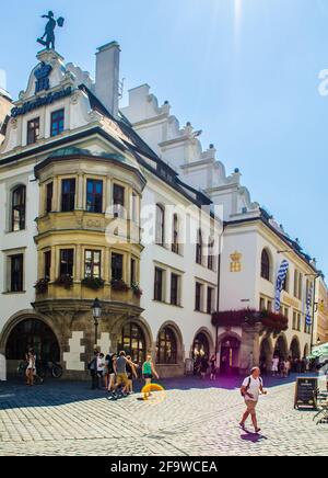 MÜNCHEN, 20. AUGUST 2015: Blick auf das berühmte Hofbäuhaus, das berühmteste Restaurant der bayerischen Stadt münchen Stockfoto