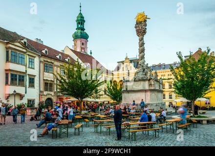 SOPRON, UNGARN, 17. JUNI 2016: Auf dem Hauptplatz von Sopron - Fo ter - versammeln sich Menschen, umgeben von mehreren Sehenswürdigkeiten, darunter das berühmte Feuer Stockfoto