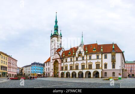 OLOMOUC, TSCHECHISCHE REPUBLIK, 16. APRIL 2016: Ansicht des Rathauses der tschechischen Stadt Olomouc. Stockfoto