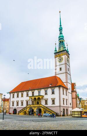 OLOMOUC, TSCHECHISCHE REPUBLIK, 16. APRIL 2016: Ansicht des Rathauses der tschechischen Stadt Olomouc. Stockfoto