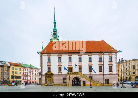 OLOMOUC, TSCHECHISCHE REPUBLIK, 16. APRIL 2016: Ansicht des Rathauses der tschechischen Stadt Olomouc. Stockfoto