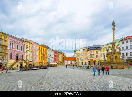 OLOMOUC, TSCHECHISCHE REPUBLIK, 16. APRIL 2016: Blick auf den unteren Platz in der tschechischen Stadt olomouc. Stockfoto