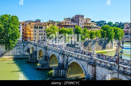 ROM, ITALIEN, 1. JUNI 2014: Menschen, die über die ponte Santangelo vor dem castel Santangelo in Rom laufen. Stockfoto