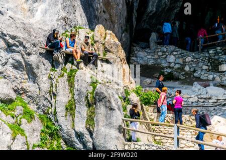 WERFEN, ÖSTERREICH, 2. JULI 2016: Vor dem Eingang zur eisriesenwelt in Österreich sitzen Menschen. Stockfoto