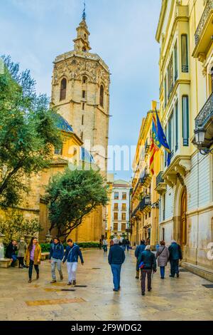 VALENCIA, SPANIEN, 30. DEZEMBER 2015: Die Menschen kommen an der Kathedrale in der spanischen Stadt valencia vorbei Stockfoto