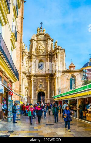 VALENCIA, SPANIEN, 30. DEZEMBER 2015: Die Menschen kommen an der Kathedrale in der spanischen Stadt valencia vorbei Stockfoto