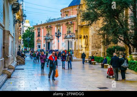 VALENCIA, SPANIEN, 30. DEZEMBER 2015: Die Menschen kommen an der Kathedrale in der spanischen Stadt valencia vorbei Stockfoto