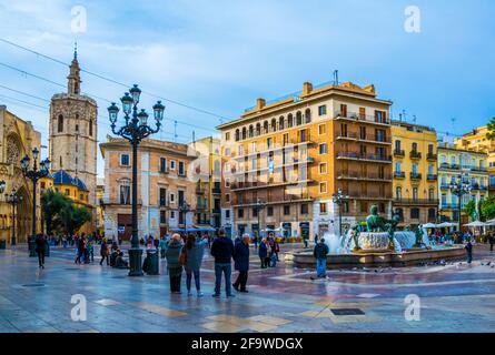 VALENCIA, SPANIEN, 30. DEZEMBER 2015: Platz der Heiligen Maria mit rio tura-Brunnen in der Altstadt. Stockfoto