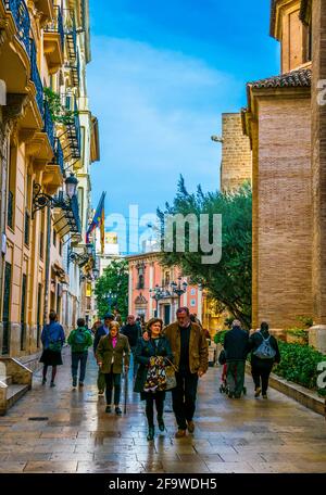 VALENCIA, SPANIEN, 30. DEZEMBER 2015: Die Menschen kommen an der Kathedrale in der spanischen Stadt valencia vorbei Stockfoto