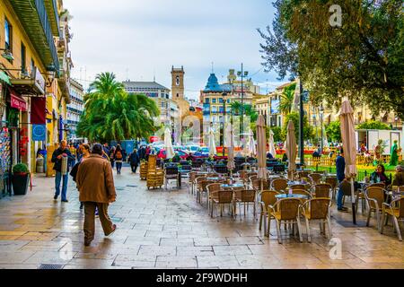 VALENCIA, SPANIEN, 30. DEZEMBER 2015: Die Menschen entspannen sich in einem Restaurant am plaza de la reina in der spanischen Stadt valencia Stockfoto