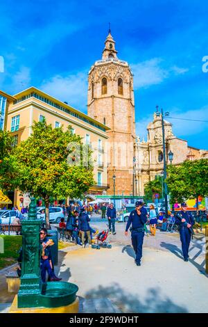 VALENCIA, SPANIEN, 30. DEZEMBER 2015: Die Menschen kommen an der Kathedrale in der spanischen Stadt valencia vorbei Stockfoto