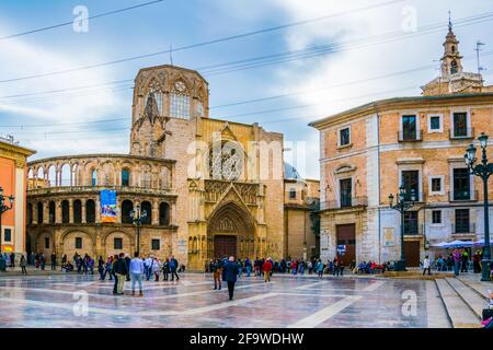 VALENCIA, SPANIEN, 30. DEZEMBER 2015: Die Menschen kommen an der Kathedrale in der spanischen Stadt valencia vorbei Stockfoto