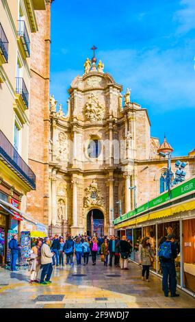 VALENCIA, SPANIEN, 30. DEZEMBER 2015: Die Menschen kommen an der Kathedrale in der spanischen Stadt valencia vorbei Stockfoto