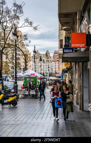 VALENCIA, SPANIEN, 30. DEZEMBER 2015: An sonnigen Tagen im dezember laufen die Menschen auf der carrer de xativa in der spanischen Stadt valencia Stockfoto