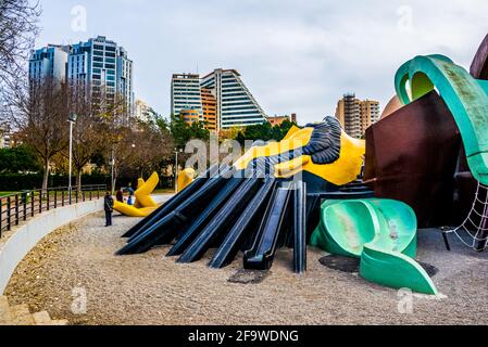 VALENCIA, SPANIEN, 31. DEZEMBER 2015: Kinder spielen auf dem spielplatz gulliver, der sich im turia-Garten in valencia befindet. Stockfoto