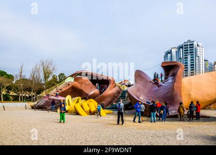 VALENCIA, SPANIEN, 31. DEZEMBER 2015: Kinder spielen auf dem spielplatz gulliver, der sich im turia-Garten in valencia befindet. Stockfoto