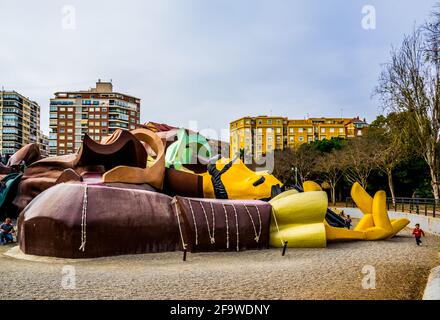 VALENCIA, SPANIEN, 31. DEZEMBER 2015: Kinder spielen auf dem spielplatz gulliver, der sich im turia-Garten in valencia befindet. Stockfoto