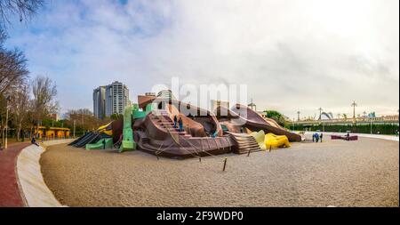 VALENCIA, SPANIEN, 31. DEZEMBER 2015: Kinder spielen auf dem spielplatz gulliver, der sich im turia-Garten in valencia befindet. Stockfoto