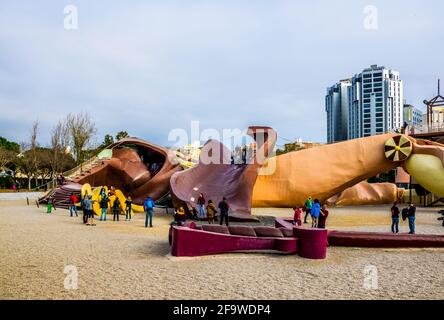 VALENCIA, SPANIEN, 31. DEZEMBER 2015: Kinder spielen auf dem spielplatz gulliver, der sich im turia-Garten in valencia befindet. Stockfoto