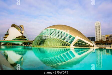 VALENCIA, SPANIEN, 31. DEZEMBER 2015: Blick auf den palau de les Arts reina sofia mit Hemisferic in der spanischen Stadt valencia Stockfoto