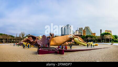 VALENCIA, SPANIEN, 31. DEZEMBER 2015: Kinder spielen auf dem spielplatz gulliver, der sich im turia-Garten in valencia befindet. Stockfoto