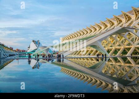 VALENCIA, SPANIEN, 31. DEZEMBER 2015: Blick auf den palau de les Arts reina sofia mit Hemisferic in der spanischen Stadt valencia Stockfoto