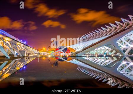 VALENCIA, SPANIEN, 31. DEZEMBER 2015: Blick auf den palau de les Arts reina sofia Konzertsaal mit Hemisferic in der spanischen Stadt valencia während der Nacht Stockfoto