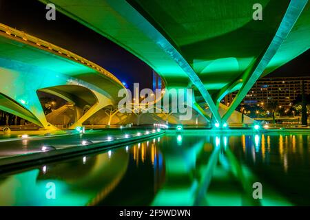 VALENCIA, SPANIEN, 31. DEZEMBER 2015: Blick auf ein modernes Gebäude neben dem Ciudad de las artes y de las ciencias in valencia in der Nähe Stockfoto