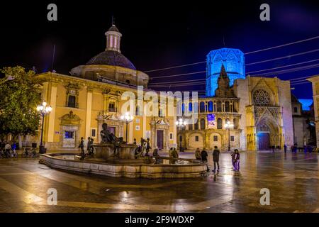 VALENCIA, SPANIEN, 30. DEZEMBER 2015: Platz der Heiligen Maria mit Kathedrale von Valencia, Basilica de la nuestra senora de los desamparados und der St. Stockfoto