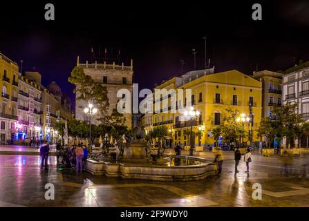 VALENCIA, SPANIEN, 30. DEZEMBER 2015: Platz der Heiligen Maria mit rio turia-Brunnen im alten Schlepptau von valencia in der Nacht Stockfoto