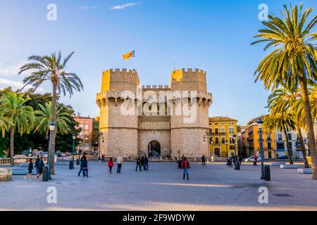 VALENCIA, SPANIEN, 1. JANUAR 2016: Die Menschen gehen zum torres de serrano-Tor in der spanischen Stadt valencia Stockfoto