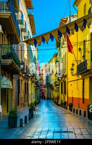 XATIVA, SPANIEN, 2. JANUAR 2016:Bunte schmale Straße in der Stadt xativa in der Nähe von valencia, die für ihre Burg berühmt ist Stockfoto