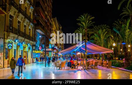 ALICANTE, SPANIEN, 2. JANUAR 2016: Nachtansicht der beleuchteten Promenade in der spanischen Stadt Alicante, die am Mittelmeer entlang gestreut ist. Stockfoto
