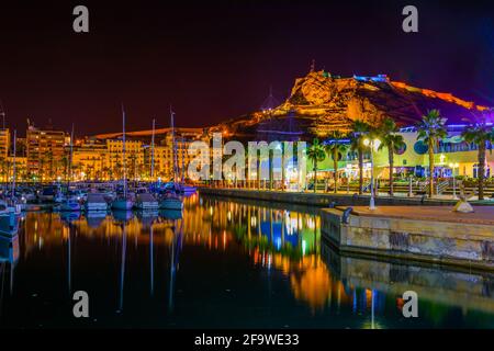 ALICANTE, SPANIEN, 2. JANUAR 2016: Nachtansicht der beleuchteten Pier in der spanischen Stadt Alicante, die von einer Seite und einem Gürtel von r umgeben ist Stockfoto