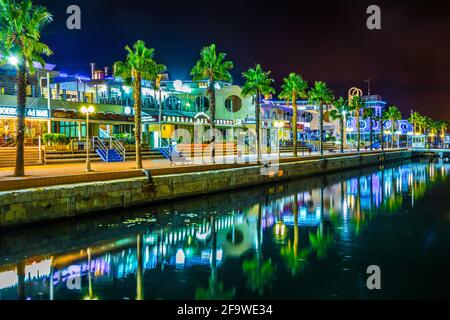 ALICANTE, SPANIEN, 2. JANUAR 2016: Nachtansicht der beleuchteten Pier in der spanischen Stadt Alicante, die von einer Seite und einem Gürtel von r umgeben ist Stockfoto