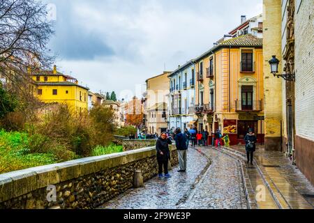 GRANADA, SPANIEN, 3. JANUAR 2016: Blick entlang der Carrera del Darro im Viertel Albaicin, Granada Stockfoto