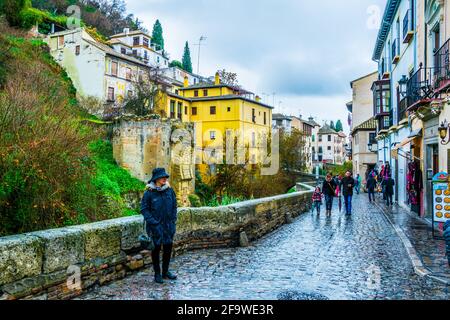 GRANADA, SPANIEN, 3. JANUAR 2016: Blick entlang der Carrera del Darro im Viertel Albaicin, Granada Stockfoto