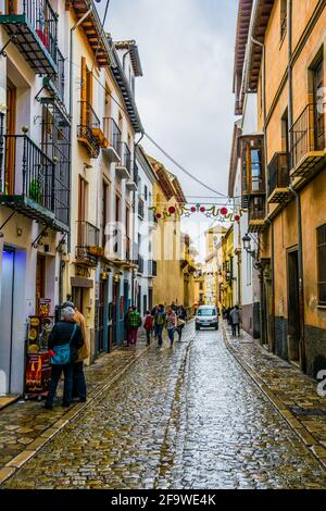 GRANADA, SPANIEN, 3. JANUAR 2016: Blick entlang der Carrera del Darro im Viertel Albaicin, Granada Stockfoto