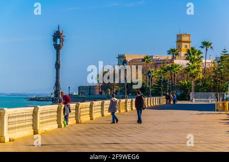 CADEZ, SPANIEN, 6. JANUAR 2016: Auf einer Strandpromenade in cadez laufen die Menschen Stockfoto