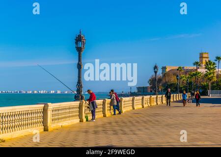 CADEZ, SPANIEN, 6. JANUAR 2016: Auf einer Strandpromenade in cadez laufen die Menschen Stockfoto