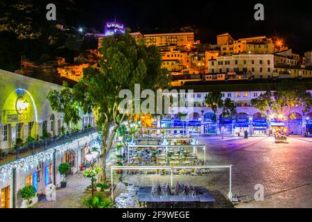 GIBRALTAR, GIBRALTAR, 5. JANUAR 2016: Nachtansicht des beleuchteten großen Kasematten-Platzes und der maurischen Burg in gibraltar. Stockfoto