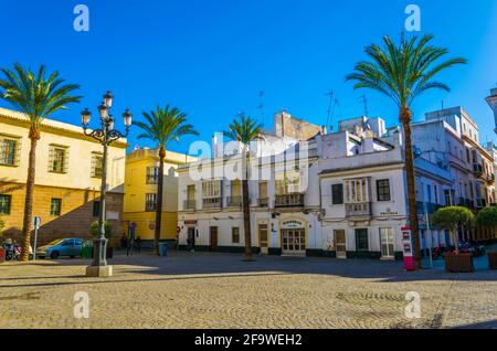 CADAZ, SPANIEN, 6. JANUAR 2016: Blick auf einen Platz vor dem gran teatro falla in der spanischen Stadt cadaz Stockfoto