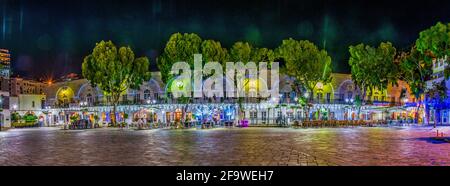 GIBRALTAR, GIBRALTAR, 5. JANUAR, 2016:Nachtansicht von Bars und Restaurants auf dem Grand Casemates Square in gibraltar Stockfoto