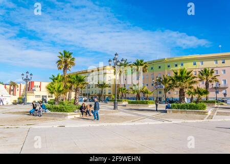 CADEZ, SPANIEN, 6. JANUAR 2016: Auf einer Strandpromenade in cadez laufen die Menschen Stockfoto
