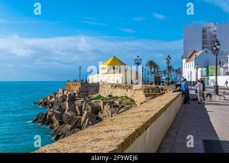 CADEZ, SPANIEN, 6. JANUAR 2016: Auf einer Strandpromenade in cadez laufen die Menschen Stockfoto