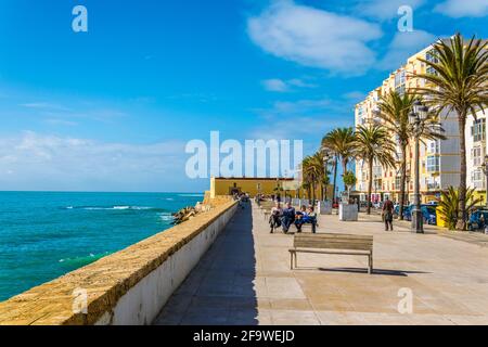 CADEZ, SPANIEN, 6. JANUAR 2016: Auf einer Strandpromenade in cadez laufen die Menschen Stockfoto