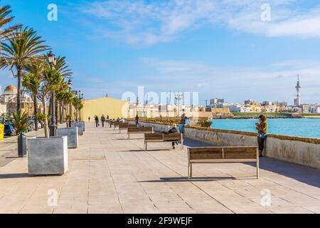 CADEZ, SPANIEN, 6. JANUAR 2016: Auf einer Strandpromenade in cadez laufen die Menschen Stockfoto