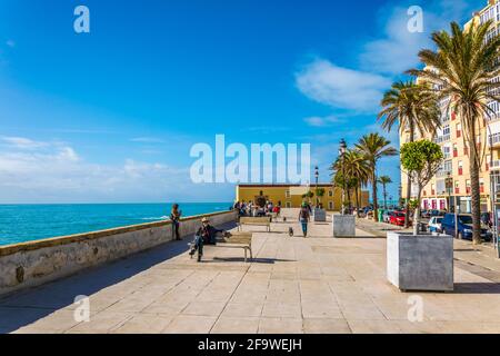 CADEZ, SPANIEN, 6. JANUAR 2016: Auf einer Strandpromenade in cadez laufen die Menschen Stockfoto