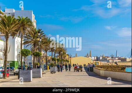 CADEZ, SPANIEN, 6. JANUAR 2016: Auf einer Strandpromenade in cadez laufen die Menschen Stockfoto